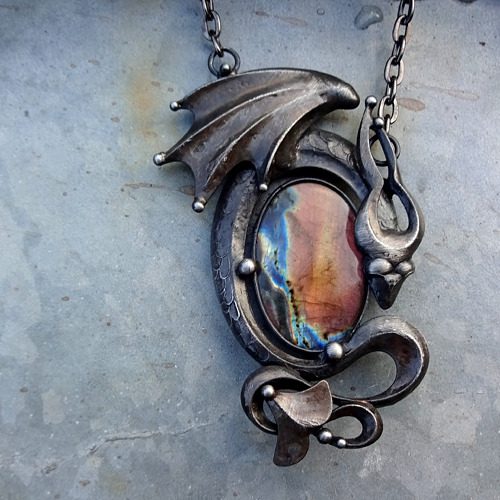 Objevte svět cínových šperků od Veroniky z Čar z drátů. Ruční výroba, originální design, symbolika a amulety, které vás propojí s intuicí a ženskou silou