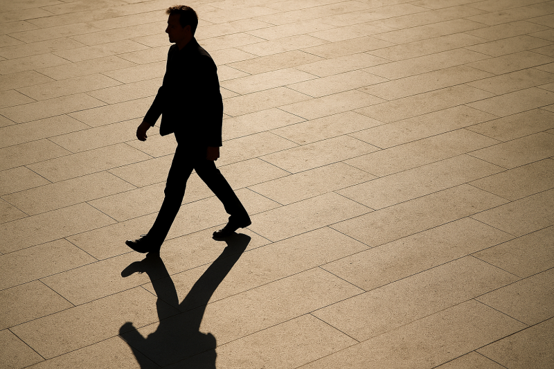 Článek o vztahu světla a stínu: proč je světlo vždy prvotním zdrojem a stín jeho důsledkem, jak oba tvoří jednotu a jak se toto poznání odráží v dějinách i životě člověka.