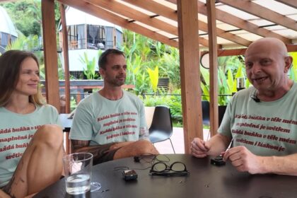 Petra a Filip Žákovi v exkluzivním rozhovoru odhalují, proč vyměnili jistotu za architekturu bez oken, jak zvítězili nad nepřízní osudu při zakládání rodiny a proč je strach tím nejlepším kompasem pro životní změnu.