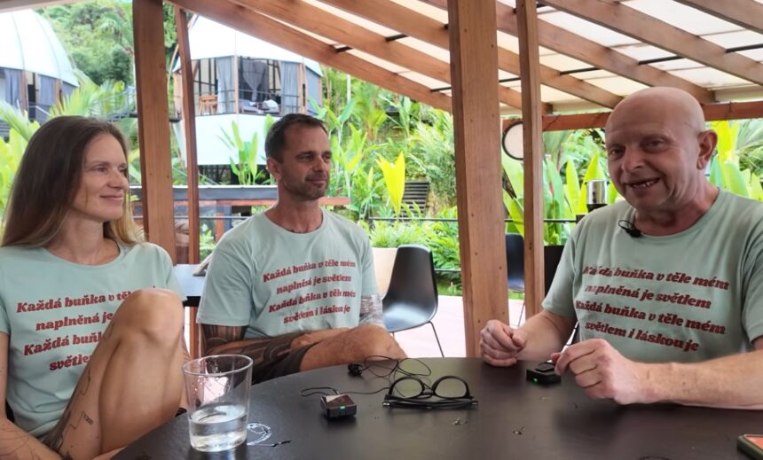 Petra a Filip Žákovi v exkluzivním rozhovoru odhalují, proč vyměnili jistotu za architekturu bez oken, jak zvítězili nad nepřízní osudu při zakládání rodiny a proč je strach tím nejlepším kompasem pro životní změnu.