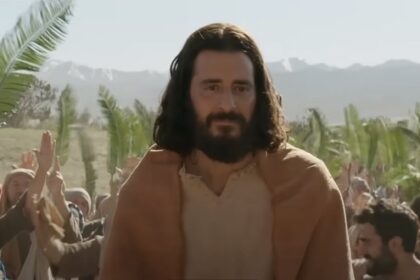 Podrobný přehled seriálu The Chosen – epizody, biblické souvislosti, český dabing a možnosti online sledování. Objevte příběh Ježíše Krista očima těch, kteří se s ním osobně setkali.