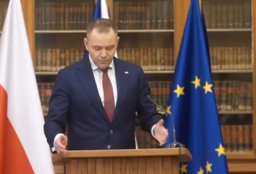 Polský prezident Nawrocki v Praze ostře kritizoval směřování EU a podpořil Trumpa. U Petra Pavla narazil, v Karolinu pak představil 5 bodů pro návrat suverenity národním státům a odmítl diktát Bruselu.