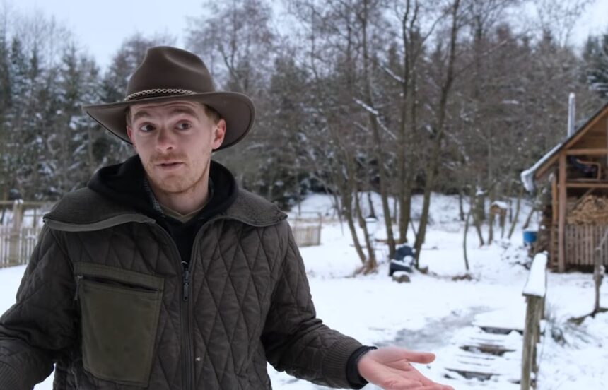 život bez elektřiny, soběstačnost, návrat k přírodě, zvířecí útulek, kritika konzumu